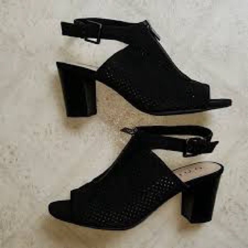 UNISA 9.5 Y2K Peep Toe Chunky Heels